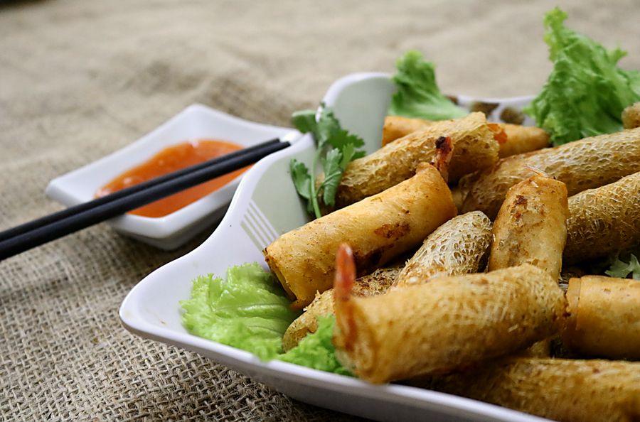 Chả giò đông lạnh FAMY FOOD da bánh rế chiên vàng óng giòn rụm ăn kèm rau sống và nước chấm